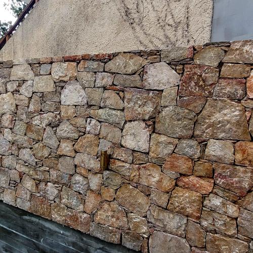 ΦΥΣΙΚΑ ΠΕΤΡΩΜΑΤΑ Πέτρα Ακανόνιστη Βράχου-Όγκου Μεσογείων Κοκκινηρόζ-Γκρι. 001