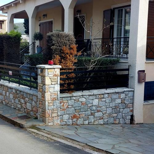 ΦΥΣΙΚΑ ΠΕΤΡΩΜΑΤΑ Πέτρα Τήνου Ακανόνιστη Βράχου-Όγκου Γκρι-Μπεζ. 001