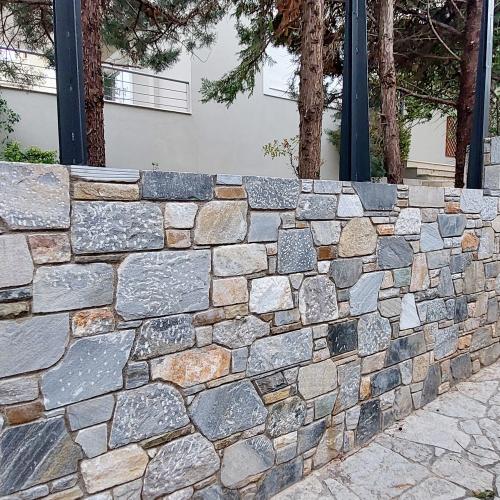 ΦΥΣΙΚΑ ΠΕΤΡΩΜΑΤΑ Πέτρα Τήνου Ακανόνιστη Βράχου-Όγκου Γκρι-Μπεζ. 001