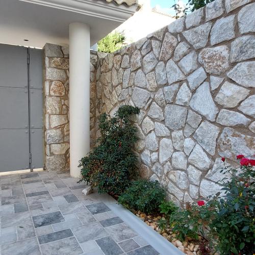 ΦΥΣΙΚΑ ΠΕΤΡΩΜΑΤΑ Πέτρα Καπάκι Ακανόνιστο Λευκό-Γκρι. 001