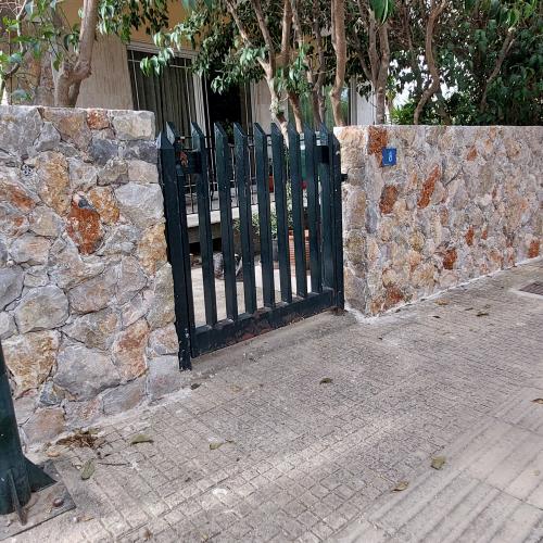 ΦΥΣΙΚΑ ΠΕΤΡΩΜΑΤΑ Πέτρα Καλύμνου Καπάκι Ακανόνιστο Γκρι-Μπεζ-Κόκκινη. 001