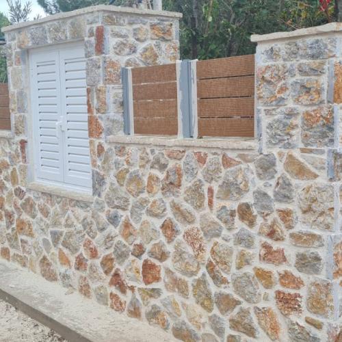 ΦΥΣΙΚΑ ΠΕΤΡΩΜΑΤΑ Πέτρα Καλύμνου Καπάκι Ακανόνιστο Γκρι-Μπεζ-Κόκκινη. 001