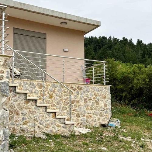ΦΥΣΙΚΑ ΠΕΤΡΩΜΑΤΑ Πέτρα Καλύμνου Καπάκι Ακανόνιστο Γκρι-Μπεζ-Κόκκινη. 001
